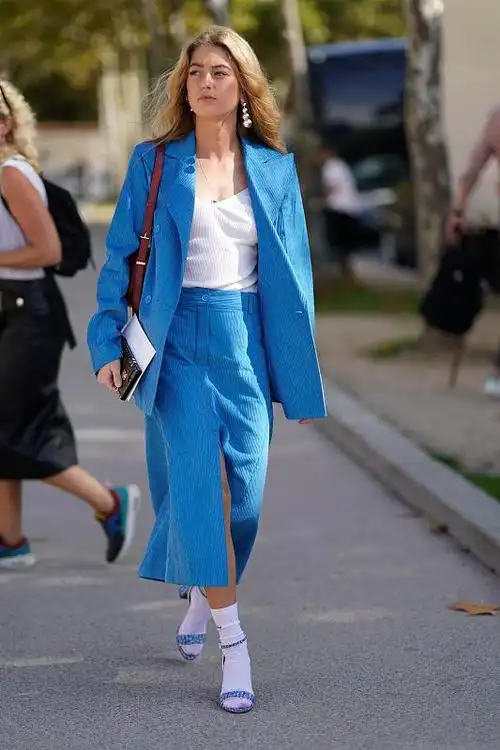 湖蓝色搭配什么颜色好看(蓝色搭配三种颜色最佳图片)