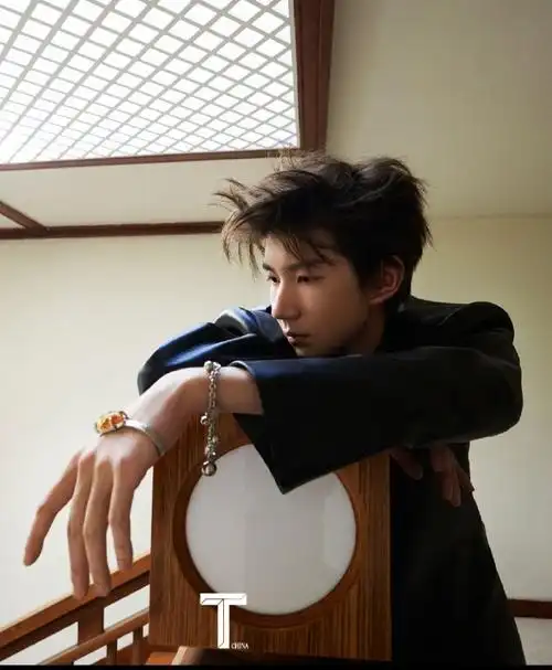 王源t锦绣8月刊封面