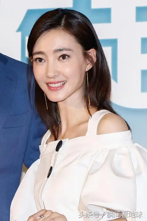 王丽坤参加活动,笑容迷人瞬间让人眼界开阔!