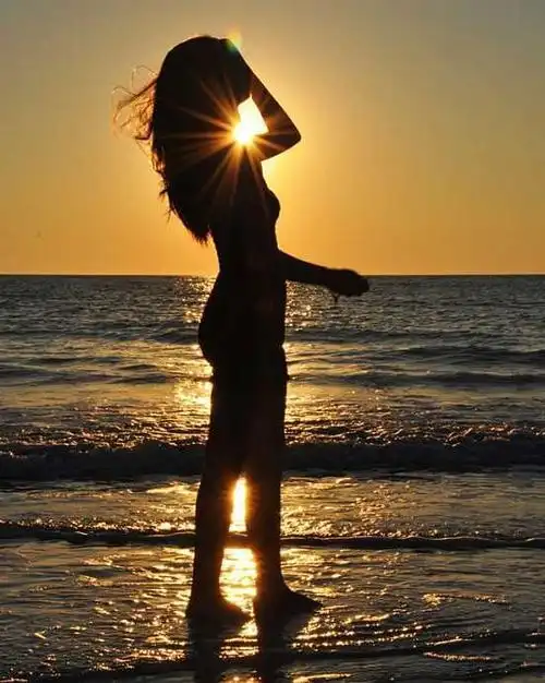 高冷女生海边侧影头像_第1页