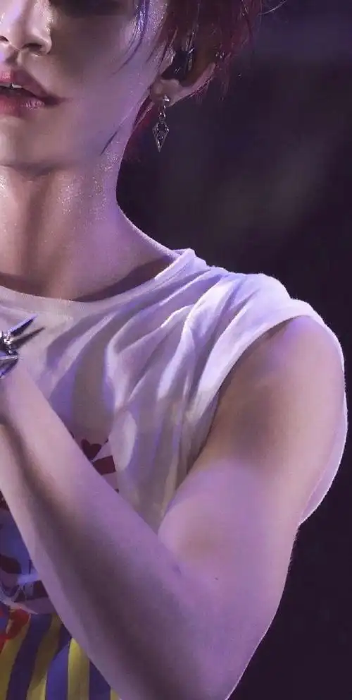 小鬼手臂肌肉线条已经来了,躁翻全场的音乐节还会远吗小鬼近照里身穿