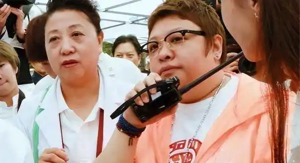 韩红美翻成功!瘦到脸脱相撑不住衣服,网友表示变太多认不出