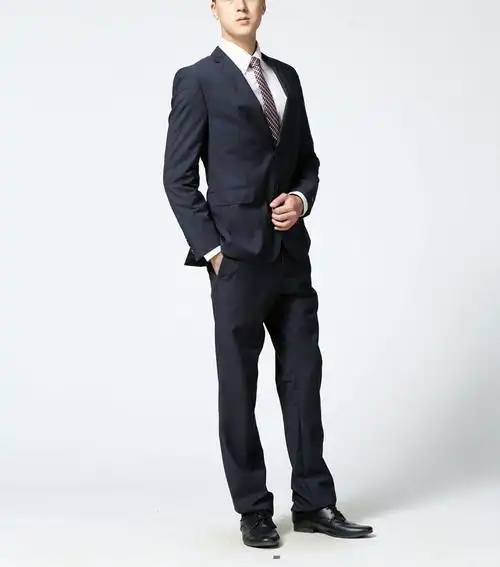 侧面整体简洁利索,袖口处缝制了经典4排扣和贴合手腕的袖口裁剪突出