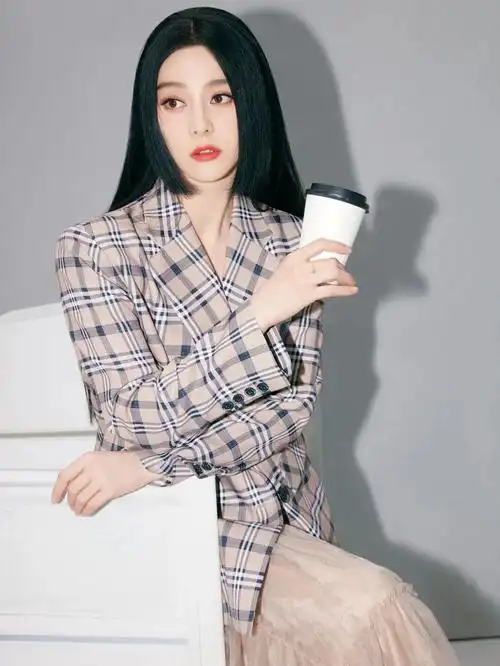 范冰冰复出代言拍穿搭写真,"格子西服 网纱半身裙"优雅有格调-爱读书