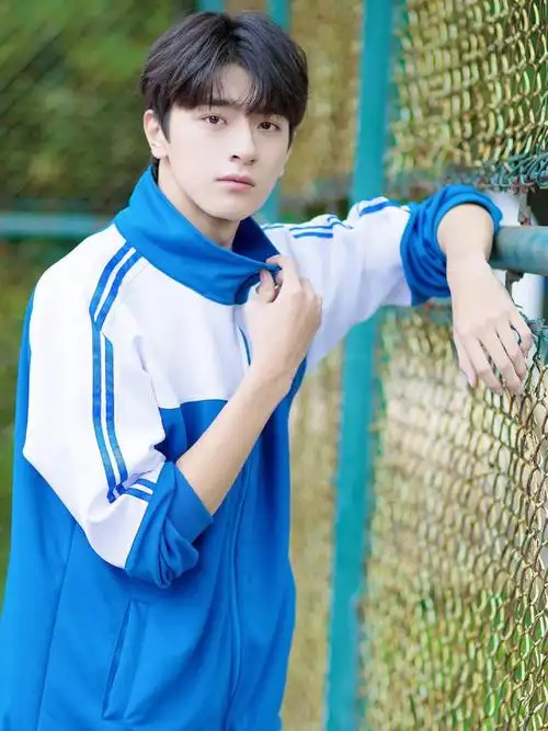 说到穿校服,大家都会很怀念在学校的日子吧~男明星们穿校服