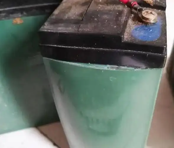 电动车充满不拔和不满就拔哪种充电方式更损伤电瓶