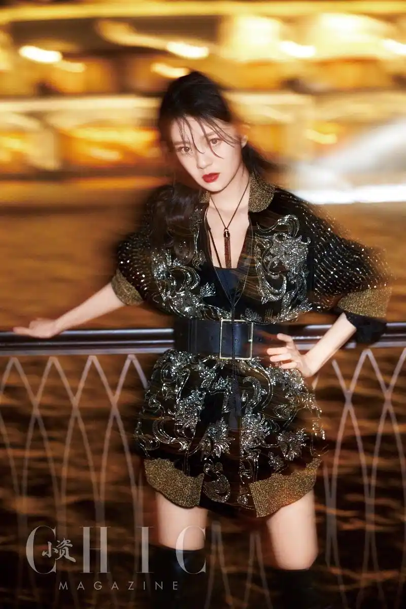 安以轩曝光一组时尚写真,身穿亮色系连体皮衣为杂志拍摄封面.