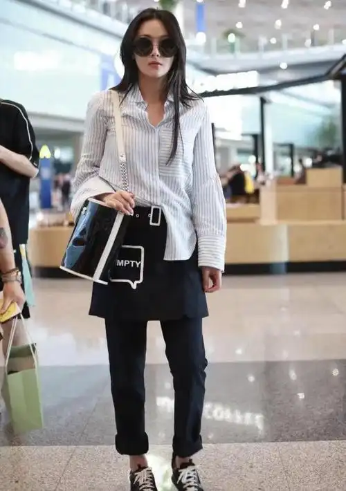 张馨予厉害了短裙下面硬穿一条长裤时髦又显腿长