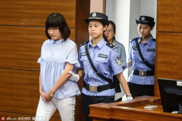 图为被告人被带上法庭.