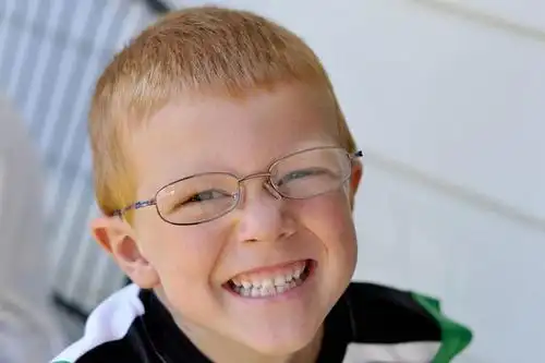 西方人,儿童,头发,一个人,笑,微笑,露齿笑,横图,室内,正面,幸福,纯洁