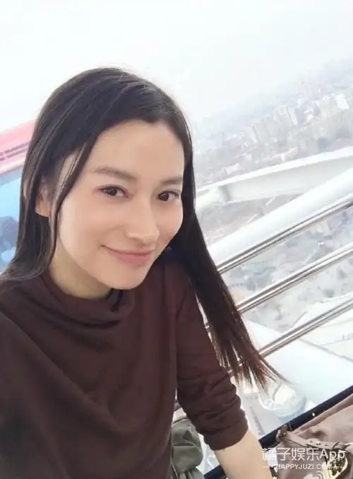 演员名字叫杨亚,毕业于上海戏剧学院07导演系.