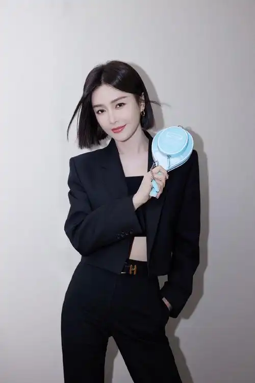 秦岚海边网球##斯维诗 自然健康新时尚