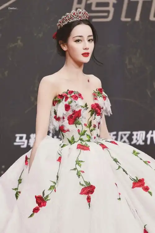 迪丽热巴是玫瑰庄园走出来的公主吧