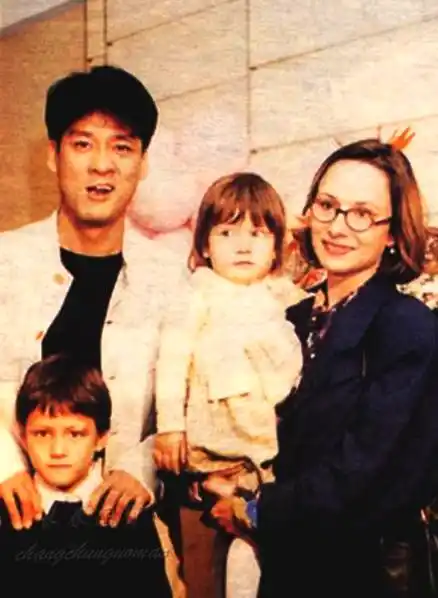 周华健58岁妻子曝光 合影似母子(2)