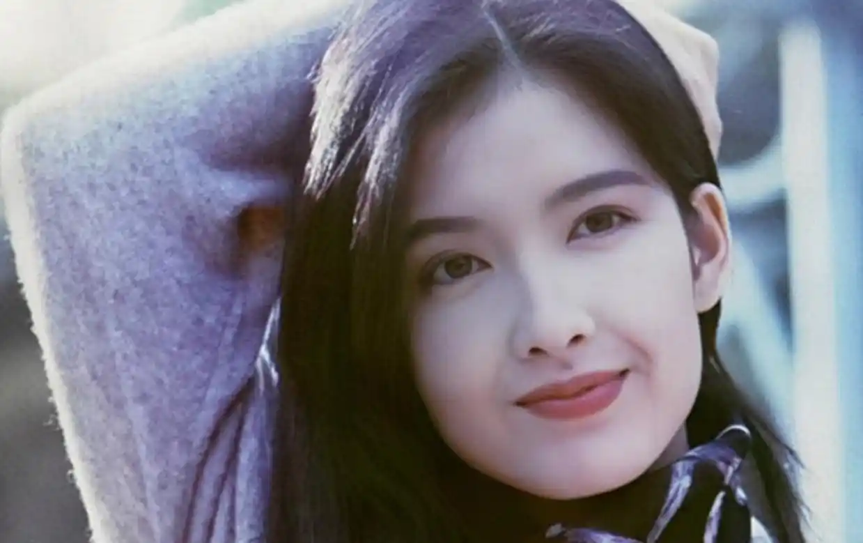 52岁周慧敏插翅膀致敬维密身材轻盈似少女脖子暴露真实年纪