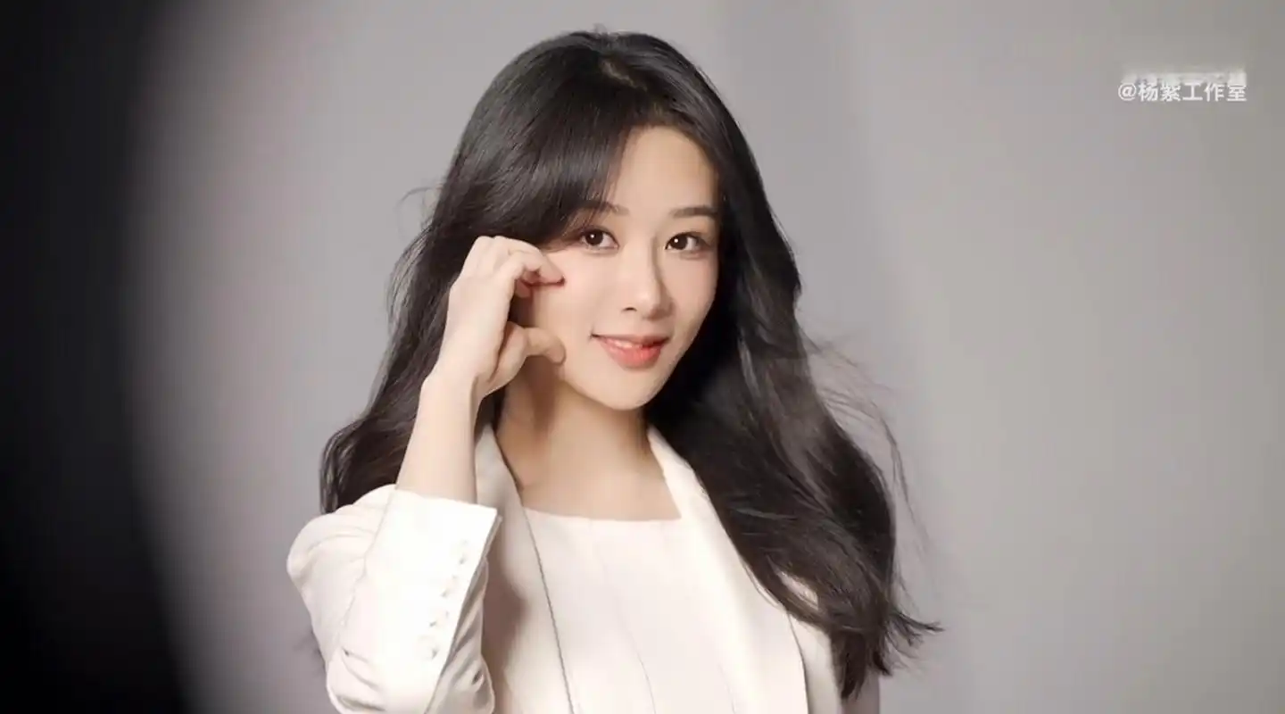 杨紫脸颊比心好甜  好美啊啊啊