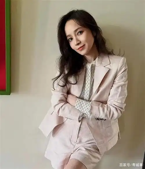 侯佩岑带儿子出门玩曝近照 网惊:头发好稀少