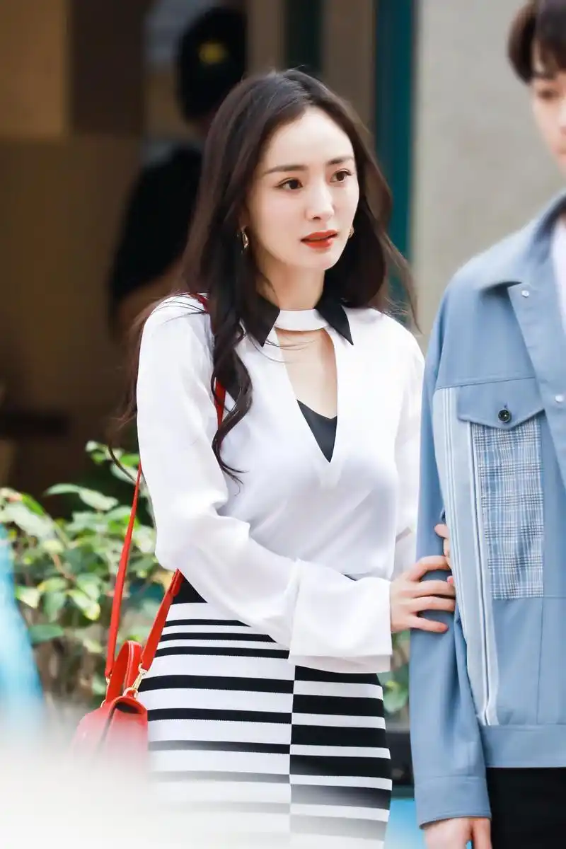 杨幂穿衣够大胆穿白衬衫还在领口挖洞风情优雅太有女人味