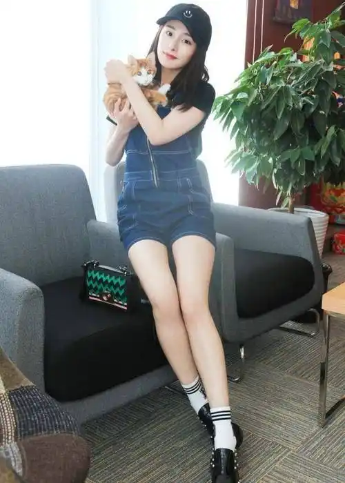 160cm邓紫棋扎马尾气质开挂,穿网纱罩衫 运动裤,穿出170即视感_身材