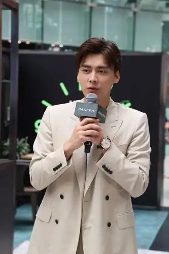 李易峰亮相品牌活动一袭白色西装贵气十足