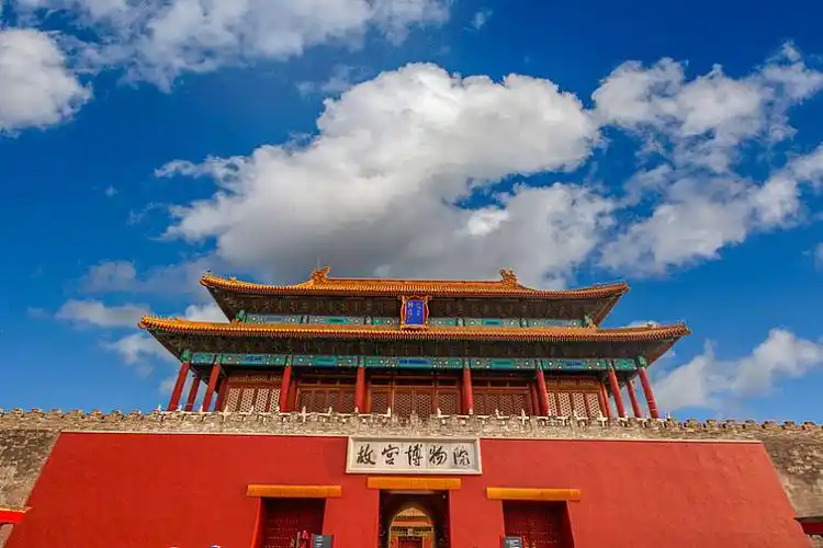 蓝天白云下的北京故宫神武门_高清图片_全景视觉