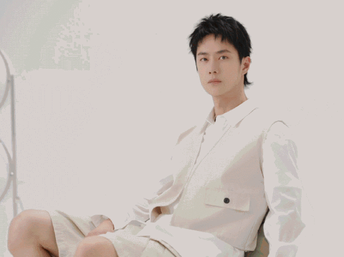 王一博工装马甲#王一博工装马甲77短发刺猬头,青春活力干净利落