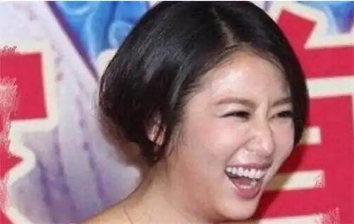 八位女星大笑瞬间,王艳温婉,赵丽颖呆萌,她的笑尴尬万分!