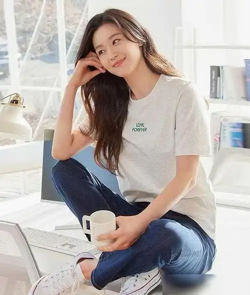 女神全智贤最新画报简约穿搭得体大方展现成熟女生独特魅力