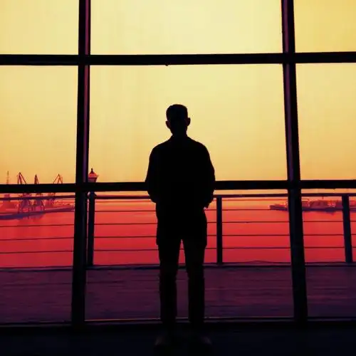 逆光 夕阳 男生头像