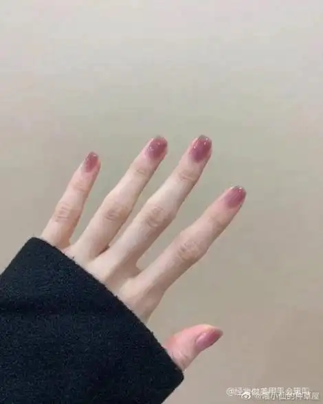 经常做美甲手会黑吗