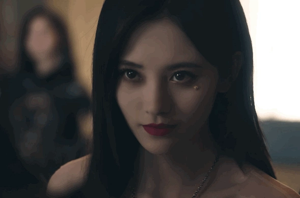 有一种"演技"叫鞠婧祎黑化,眼角泪痣材料特殊,高低眉太a了