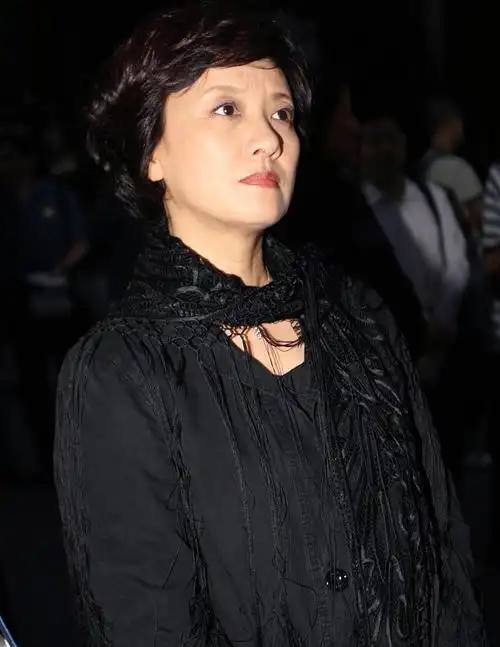 邓婕穿衣真有一套,蕾丝镂空"围巾"配牛仔外套,气质甜美又干练_高清