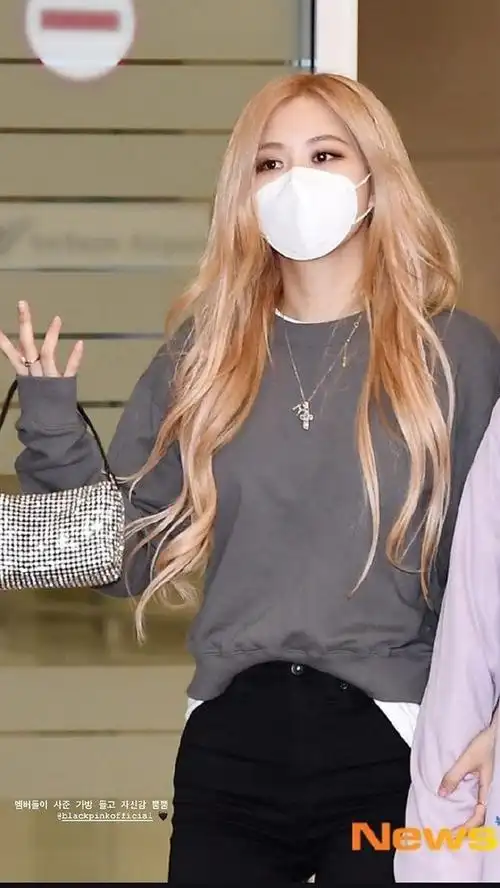 lisa的运动范儿,散发四人四色强烈色彩的穿搭,给机场带来满满活力