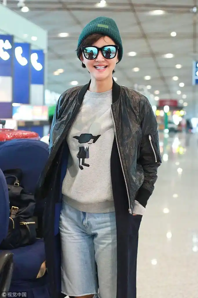 张歆艺宽松裤踩"熊掌"靴造型臃肿 见镜头比v卖萌狂耍宝