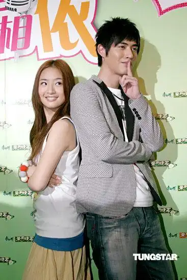 图文周渝民林依晨代言两人背靠背造型