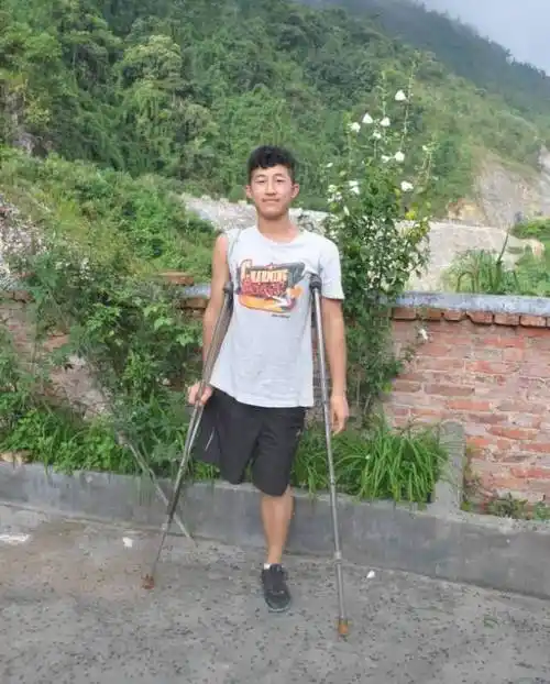 "独腿战士"骆祥健为独臂篮球少年加油_读特新闻客户端