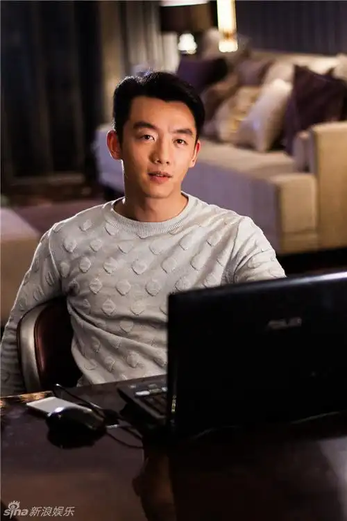 组图:《一见不钟情》曝剧照 郑恺扮酷耍帅