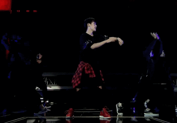 承包一片舞动红海这应该是易烊千玺17岁生日收到的最独特礼物