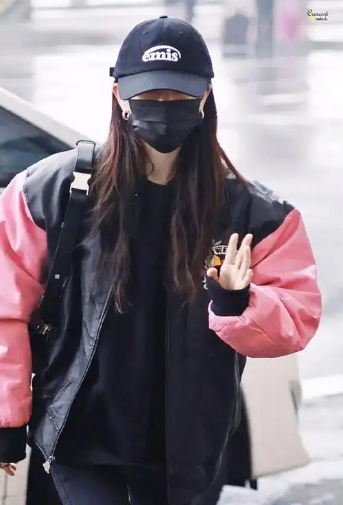 杨幂粉黑棒球服休闲又美丽,网友直呼:不愧是穿搭女神