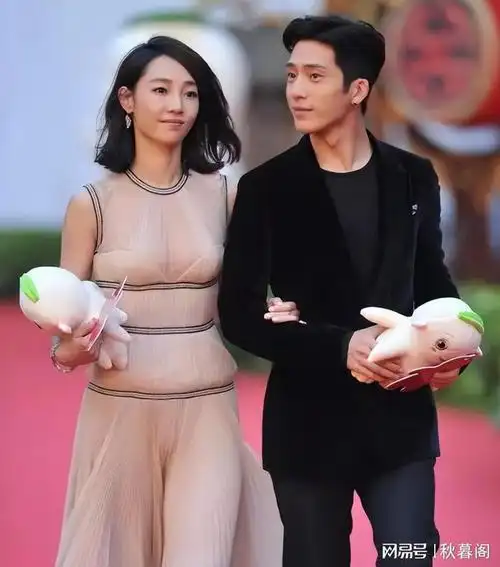 39岁白百何带儿子踢球,儿子头发披肩像女儿,老公抱着双臂站一边