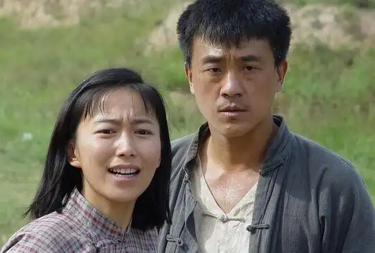 演员何冰为何结婚几十年零绯闻看看妻子是谁你就知道了