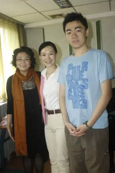 吕薇重返校园读研深造 备围巾赠恩师