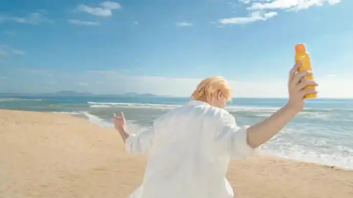 蔡徐坤海边纯白套装金发造型