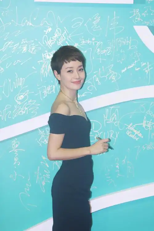 43岁马伊琍发素颜起床照庆生,皮肤真好无皱纹,真是有颜任性