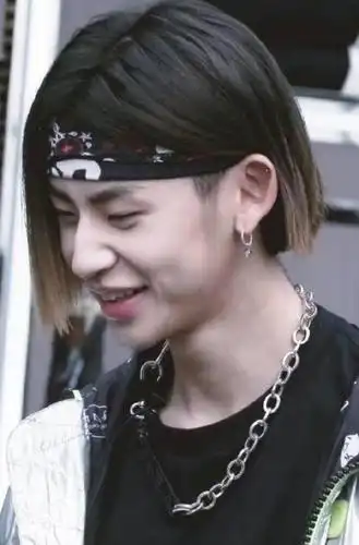 这样的造型也能hold住,只见这次的造型是这样的,小鬼留着中长的头发