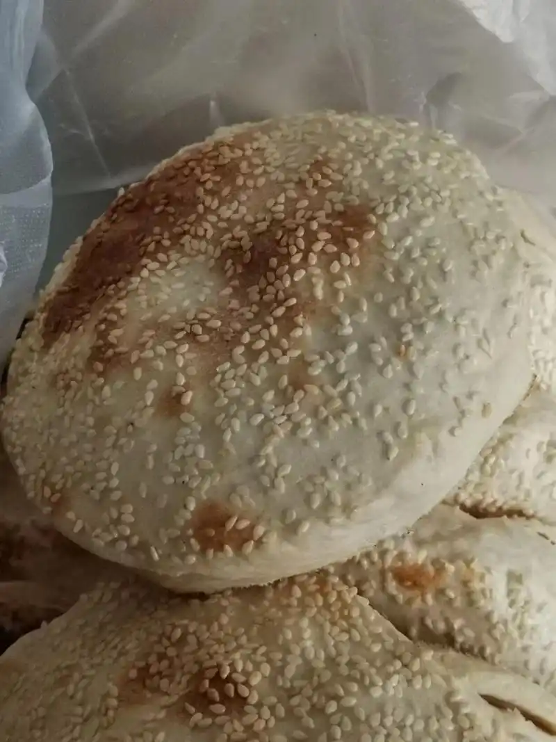 锯末烤制,纯手工制作的麻炉芝麻大烧饼,一定是你想吃的味道 - 抖音