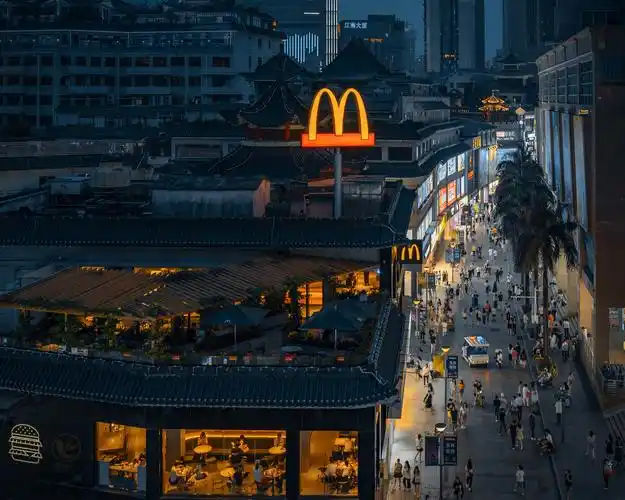 深圳的东门老街,不仅聚集着休闲娱乐,美食快餐的诸多功能,还代表着一