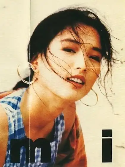 1990年,十八岁的郑秀文,为她推出首张专辑《郑秀文》拍摄的封面写真.