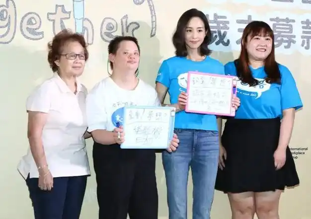 张钧甯出席公益活动清新搭配迷人美少女风