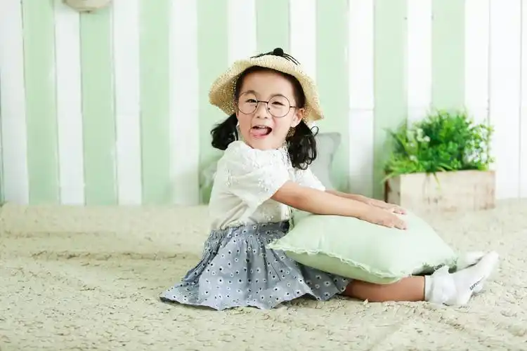 王依笑三周岁相片祝宝宝快乐健康成长